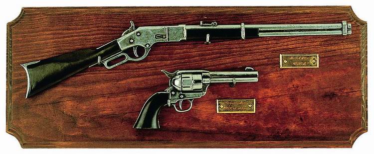 foto Mini pu�ka a revolver na podlo�ce